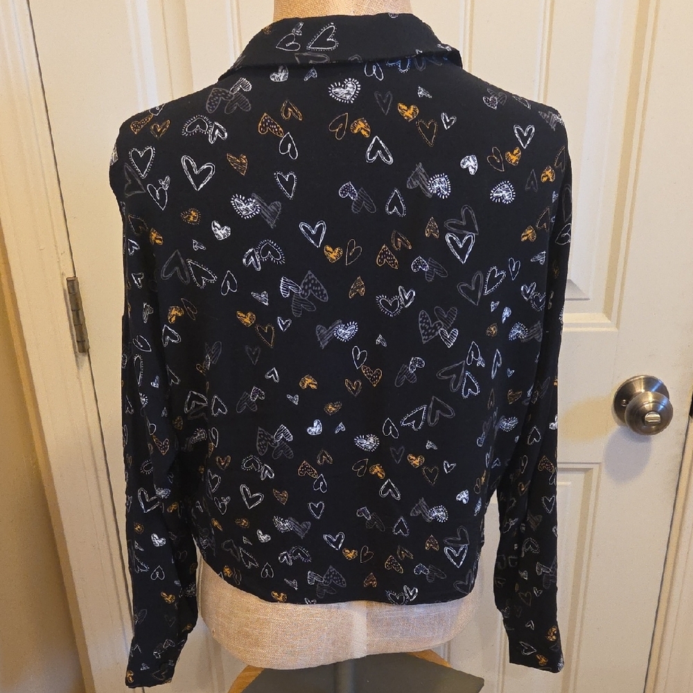 Gold And White Heart Pattern Black Button-down Crop Blouse - Picture 2 of 7